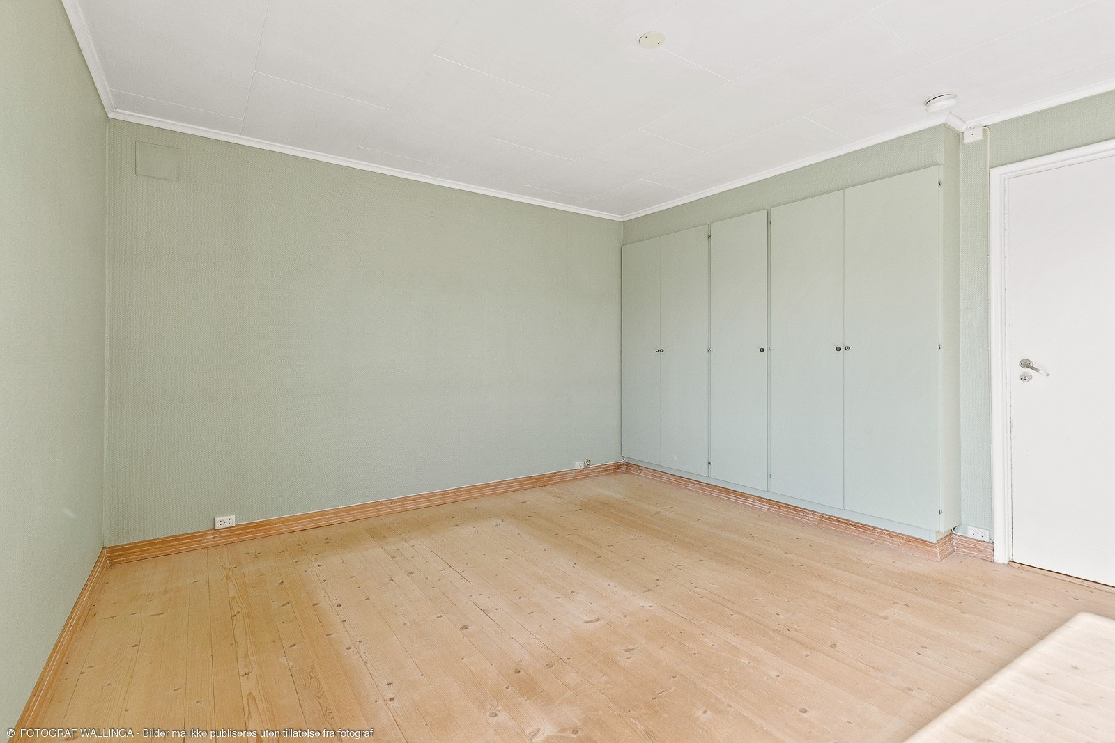 Soverom med garderobeskap og utgang til balkong Galleribilde