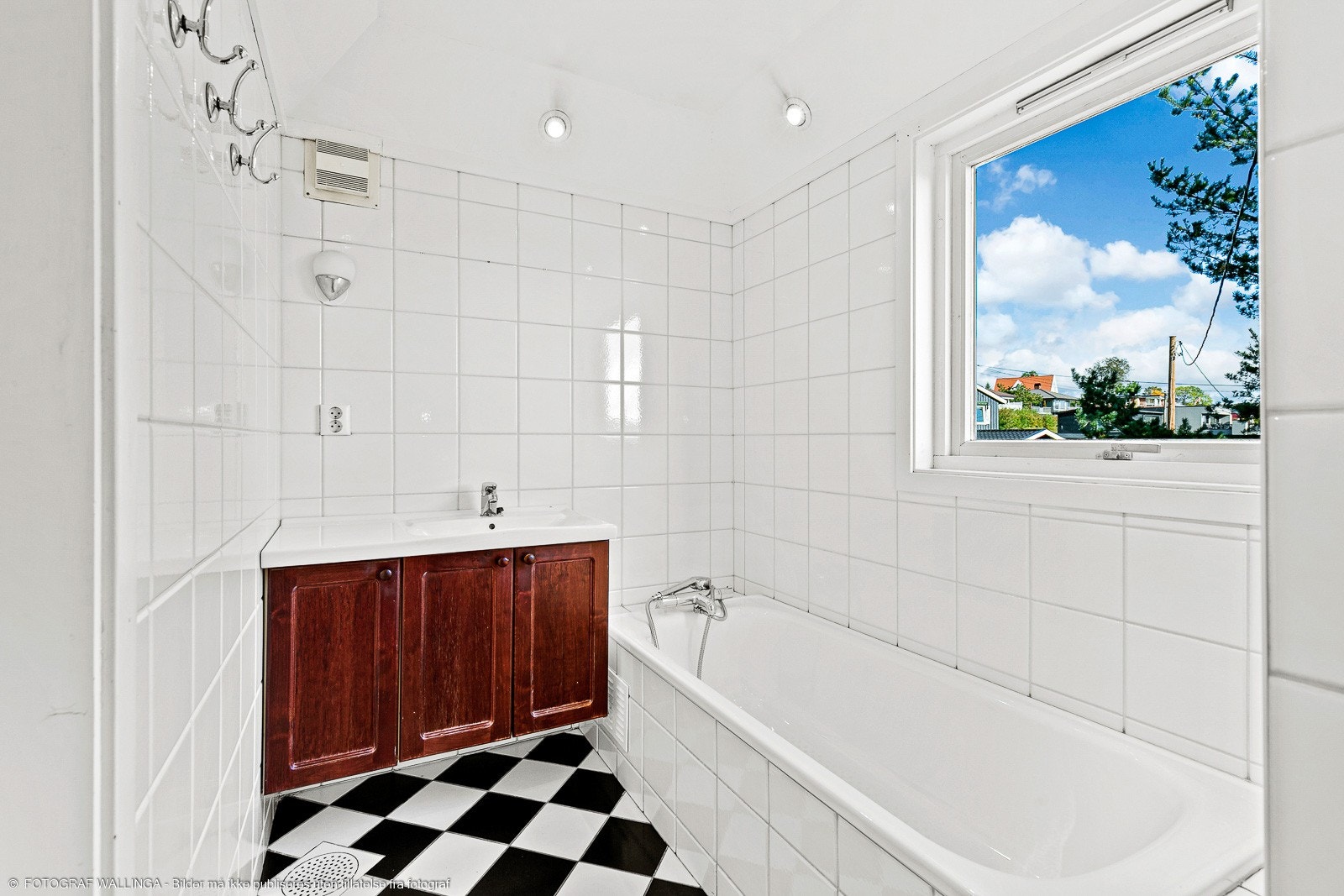 Bad med badekar og dusj Galleribilde