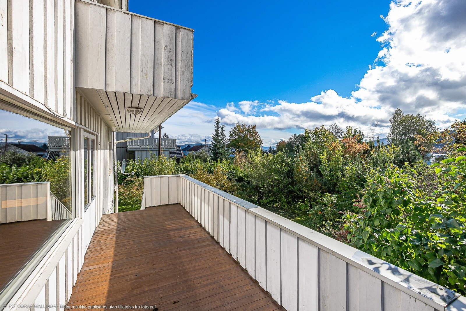 Terrasse med trapp ned til hage Galleribilde