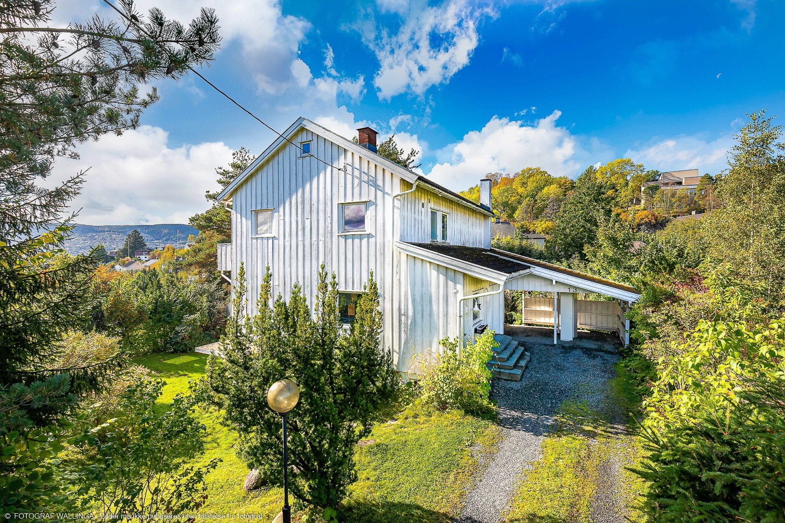 Parkering i carport og på gårdsplass Galleribilde