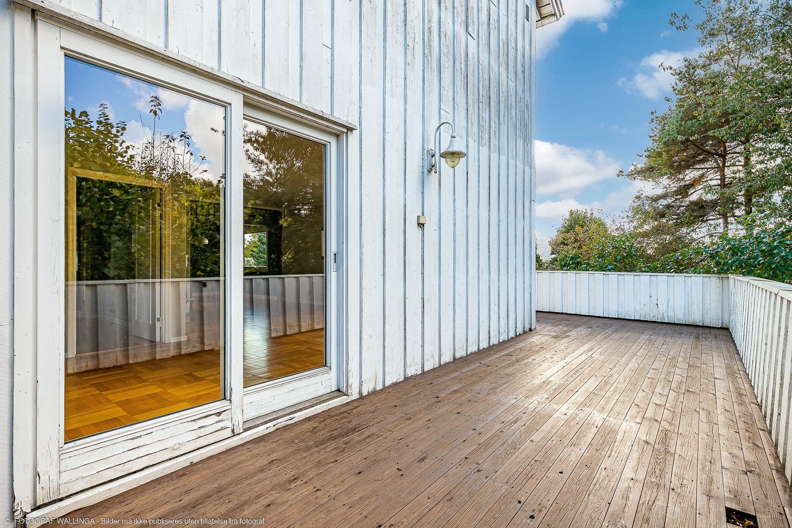 Romslig terrasse på to sider av huset Galleribilde
