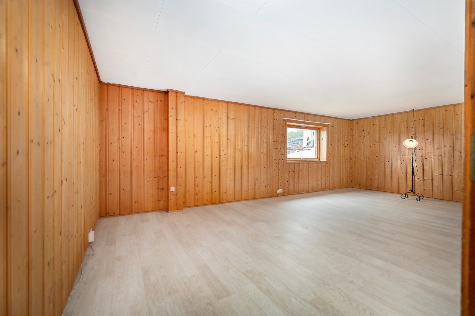 Romslig kjellerstue. Galleribilde