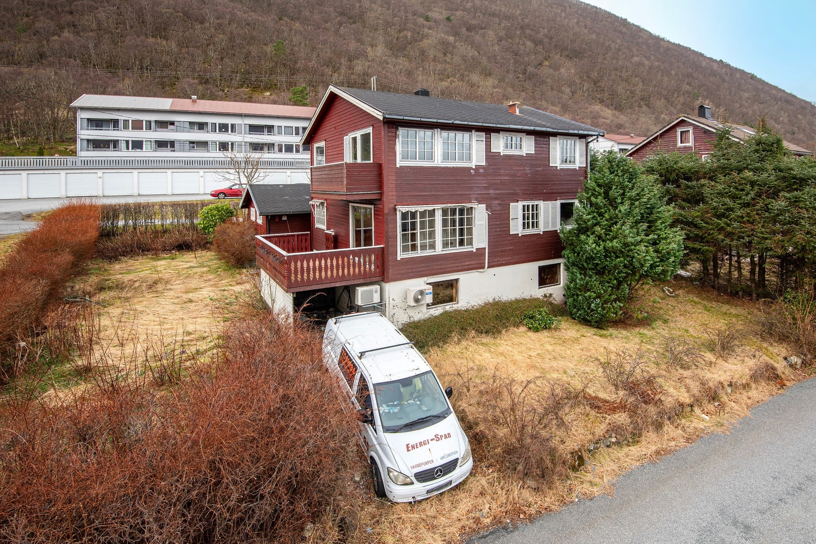 Boligen går over tre plan: underetasje, 1. etasje og loft - og byr på en praktisk og fleksibel planløsning. Galleribilde