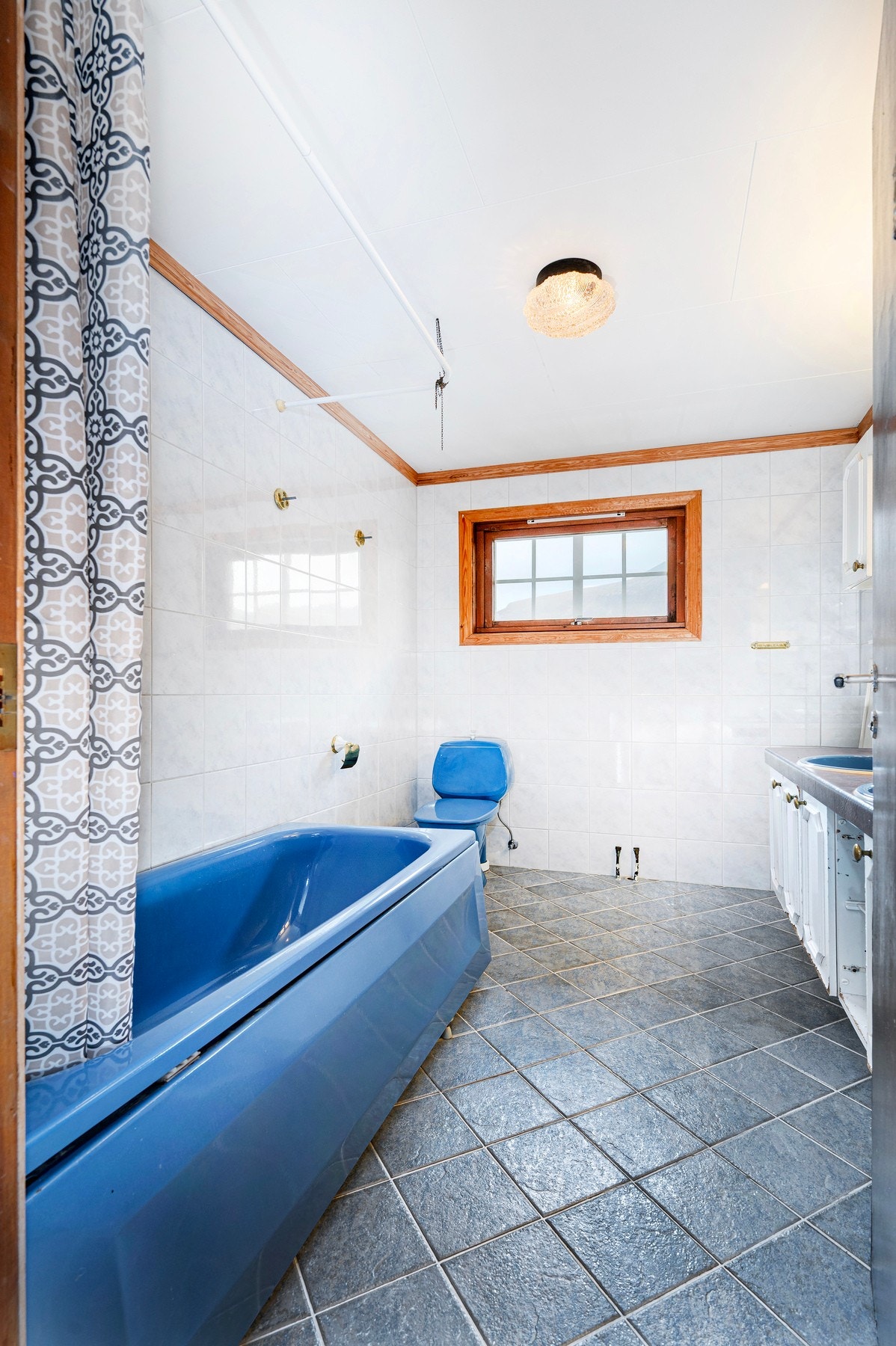 Helfliset baderom av god størrelse i 2. etasje. Galleribilde