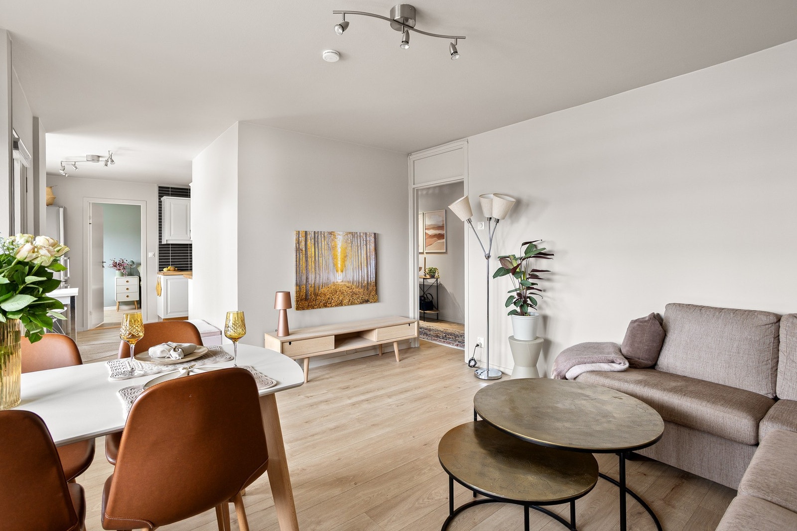 Det ble nylig malt i gangen, stue- og kjøkkenet og på det ene soverommet. Galleribilde