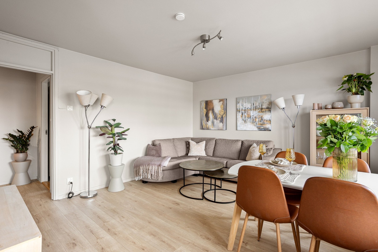 Det ble nylig lagt nytt gulv i hele leiligheten. Galleribilde