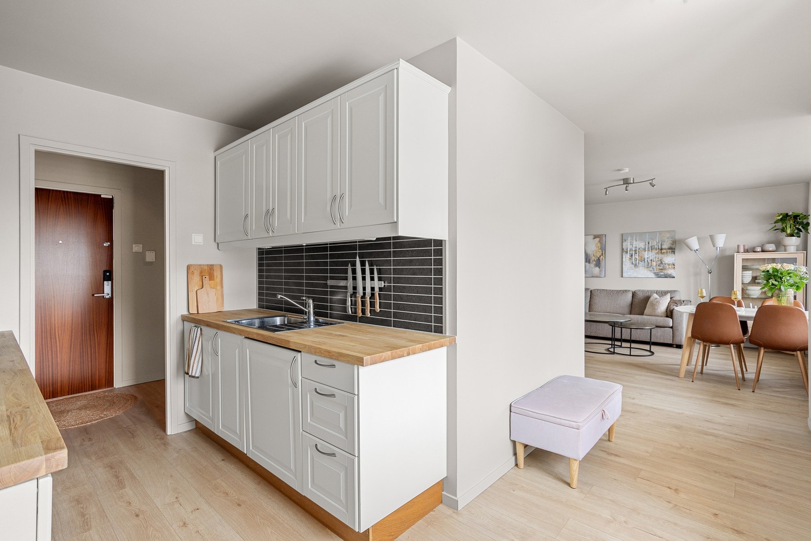 Kjøkkenet er godt utnyttet med mye skap, skuffer og benkeplass. Galleribilde