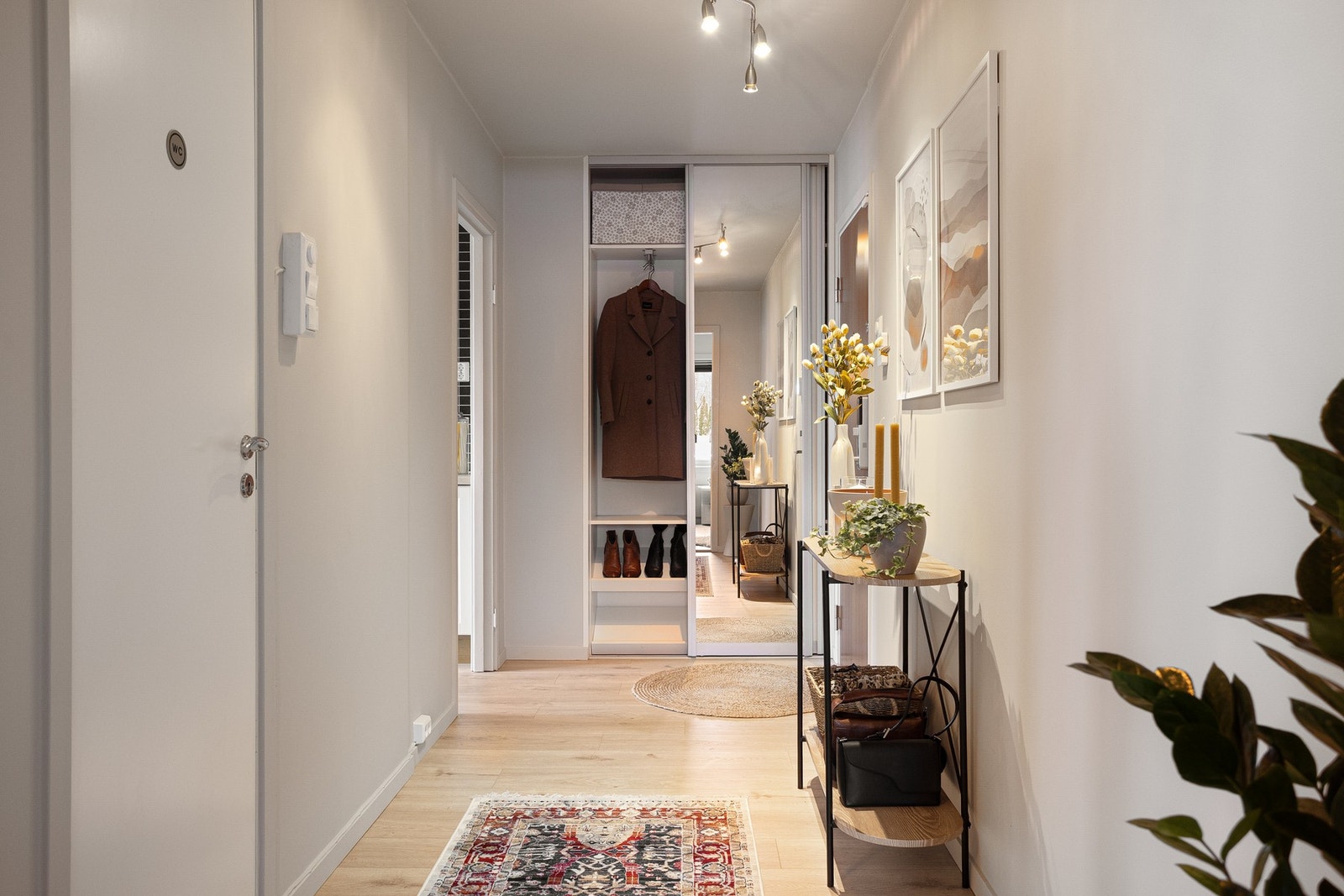 Skyvedørsgarderoben gir godt med plass for yttertøyet og medfølger naturligvis. Galleribilde