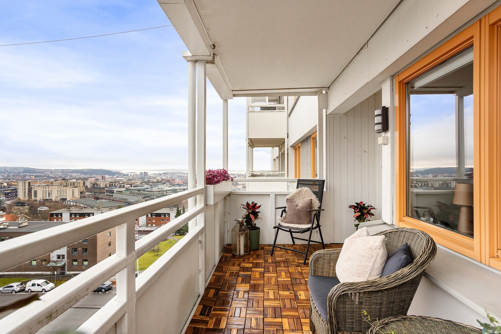 Den herlige balkongen er på ca. 8 kvm og gir dermed god plass til utemøbler og beplantning. Her får du fantastisk utsikt mot Oslo by og fjorden! Galleribilde