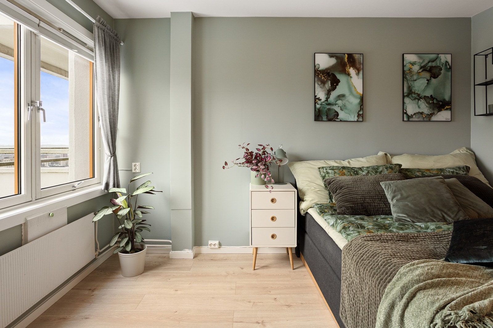 Hovedsoverommet er av god størrelse med plass til dobbeltseng med tilhørende nattbord. Galleribilde