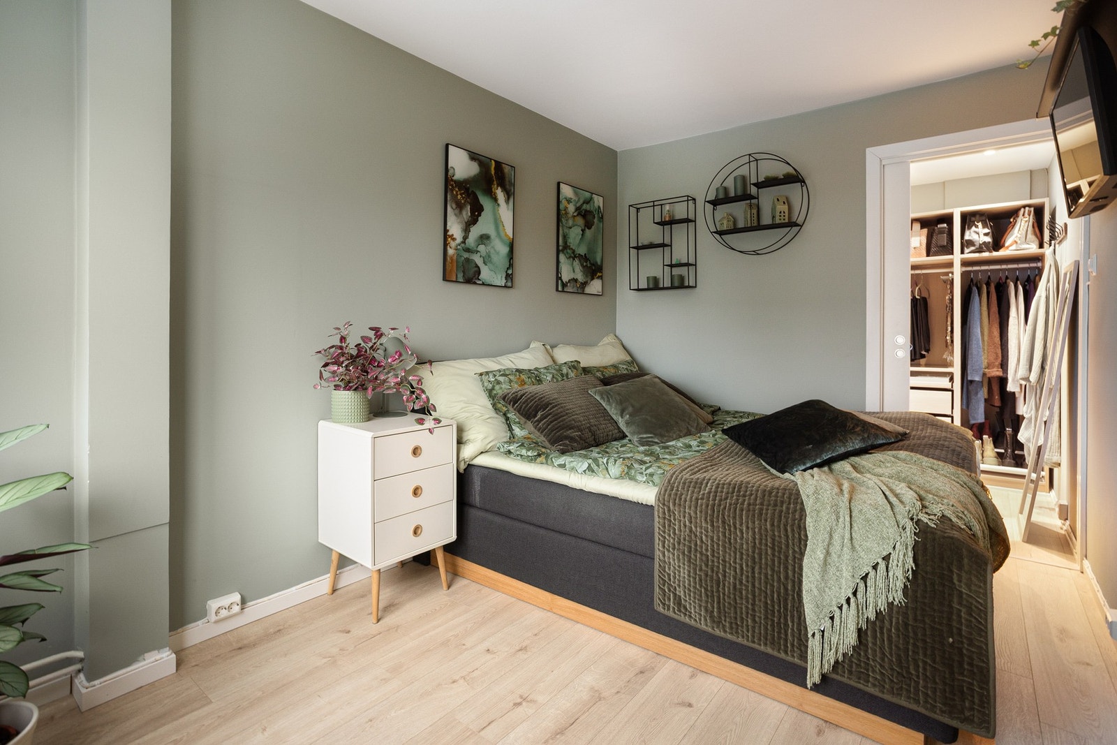I tilknytning til soverommet ligger det et praktisk omkledningsrom - perfekt for oppbevaring av klær og sko. Galleribilde