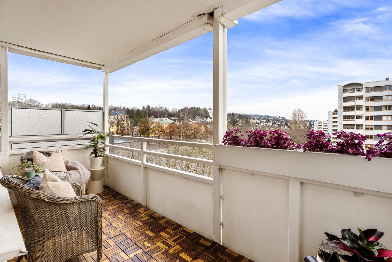 På balkongen er det morgen- og formiddagssol. Dette blir fort et favorittsted i sommerhalvåret, hvor utsikten kan nytes i godt selskap. Galleribilde