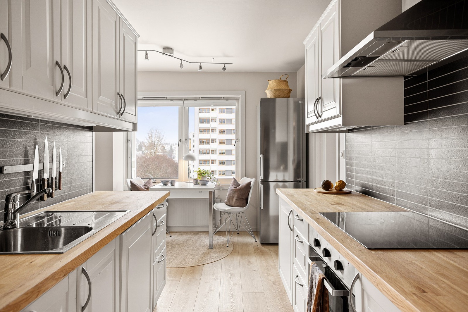 Kjøkkenfrontene og flisplatene ble fornyet rundt 2015. Galleribilde