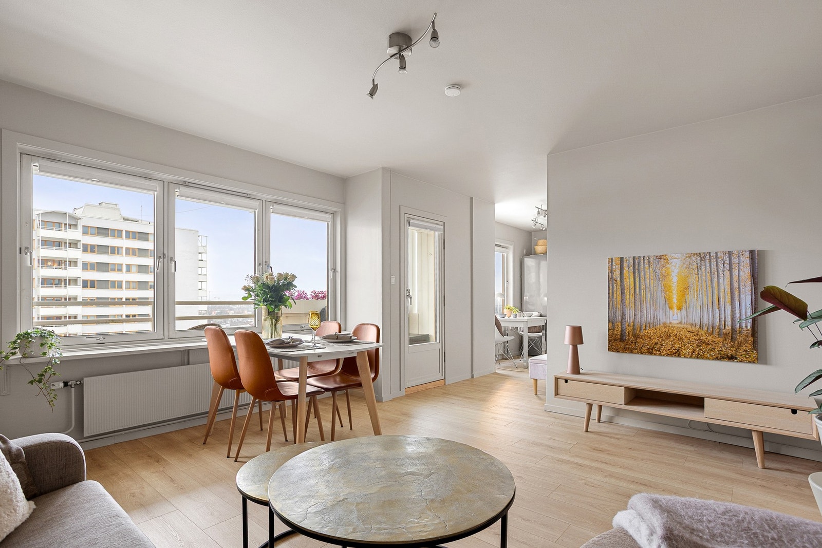 Vi trekker så inn i den lyse og innbydende stuen. Galleribilde