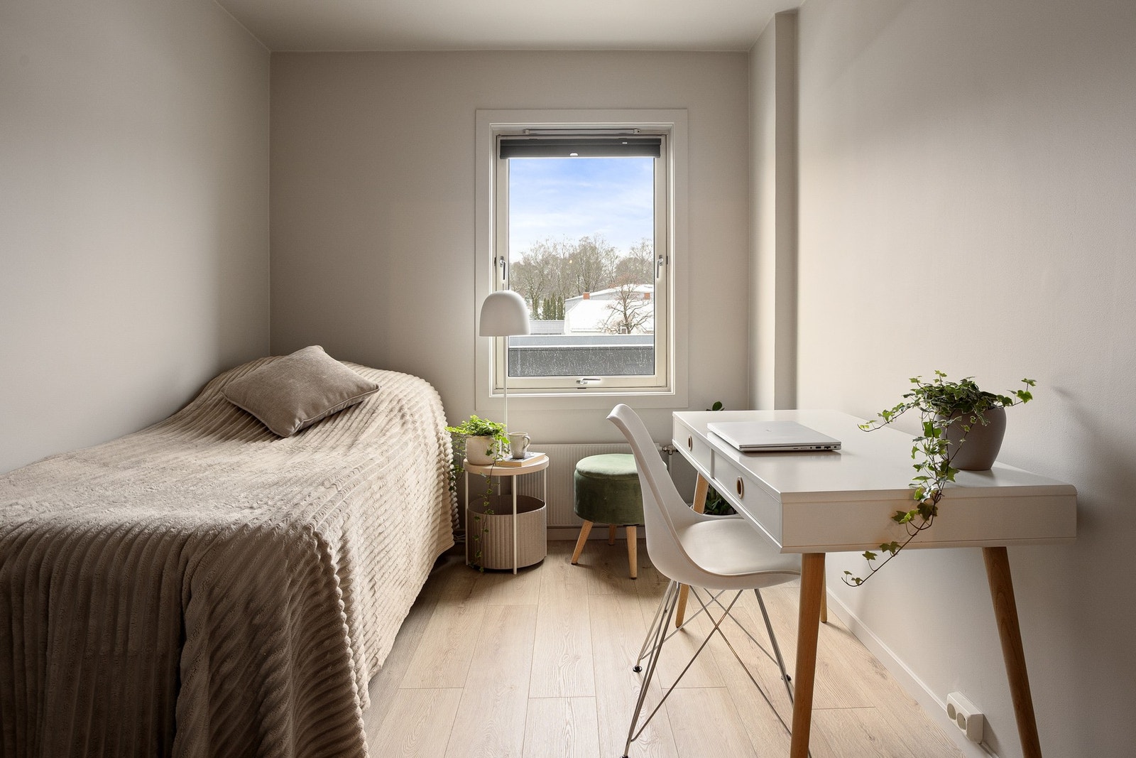 Det andre soverommet egner seg godt som barnerom, gjesterom og/eller kontor - alt etter ønske og behov. Galleribilde