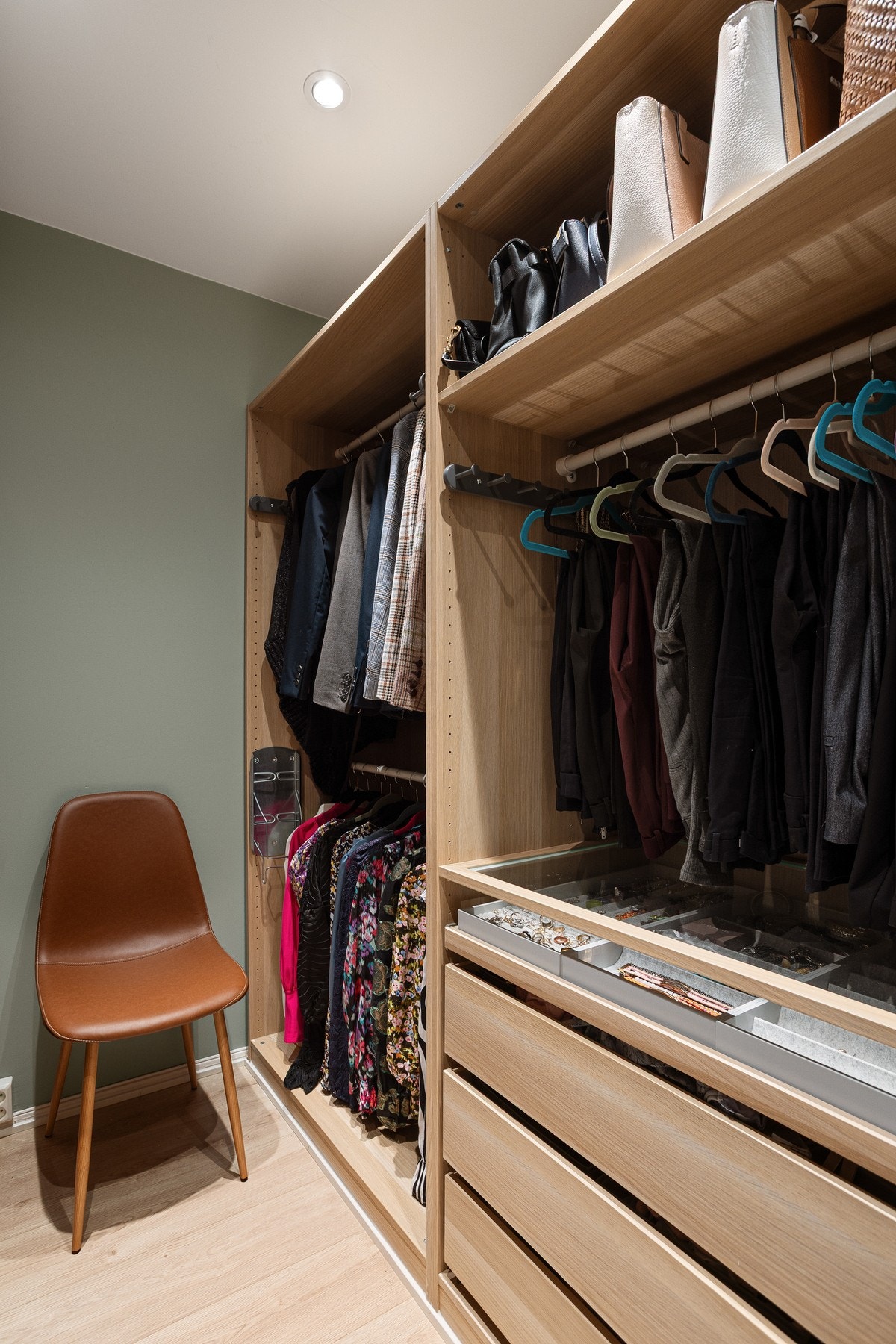 Garderobeløsningen medfølger naturligvis. Galleribilde