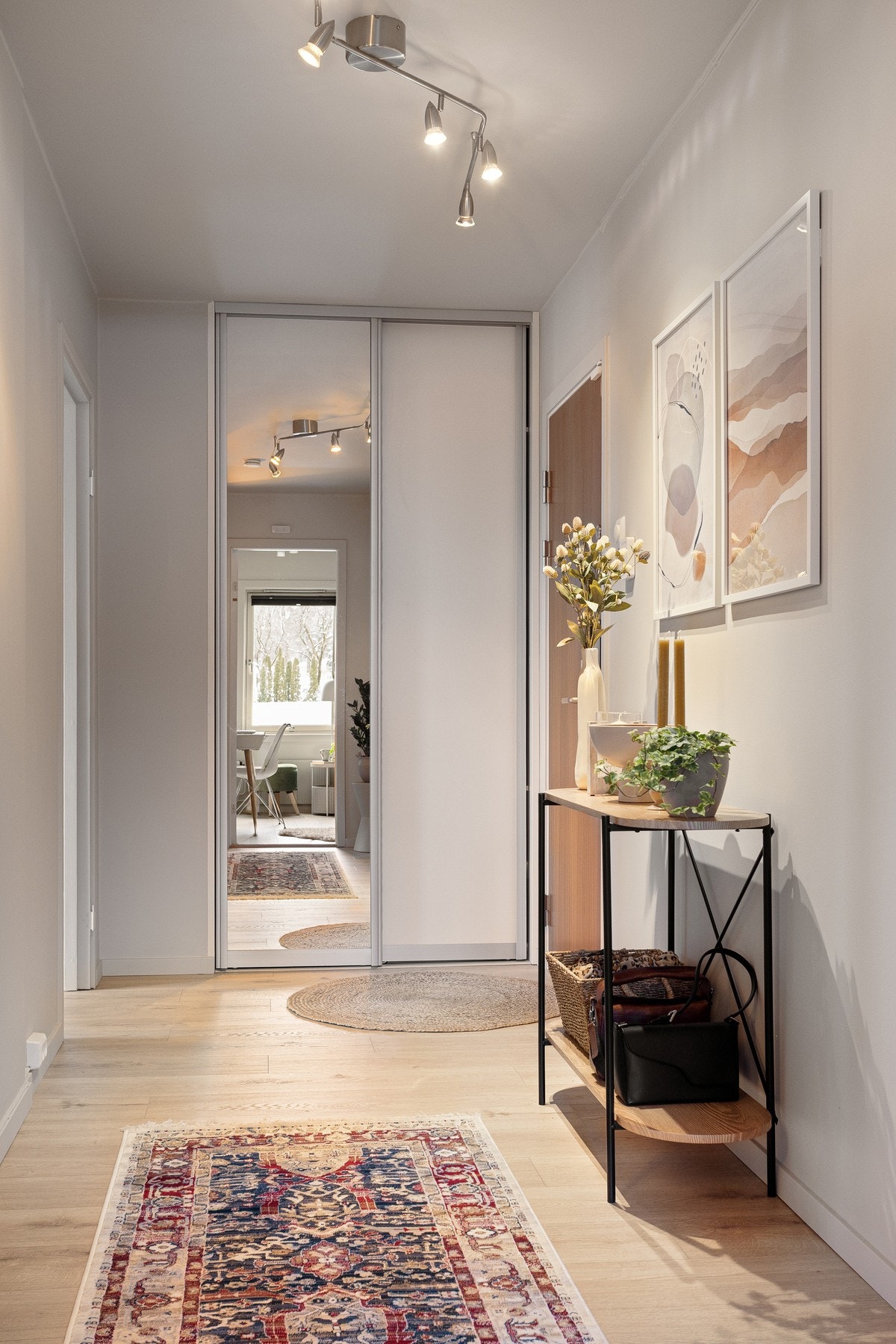 Her er det god plass til knaggrekker, speil og skostativ. Galleribilde