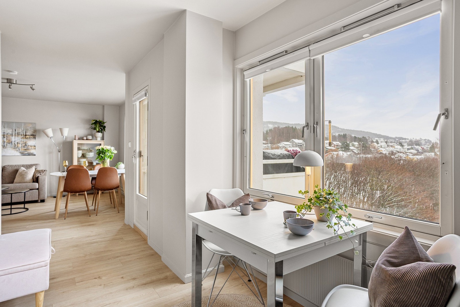 Boligens kjøkken er delvis adskilt fra stuen, noe som gjør det mulig å trekke seg tilbake seg tilbake for å lage dagens måltider i fred og ro. Galleribilde