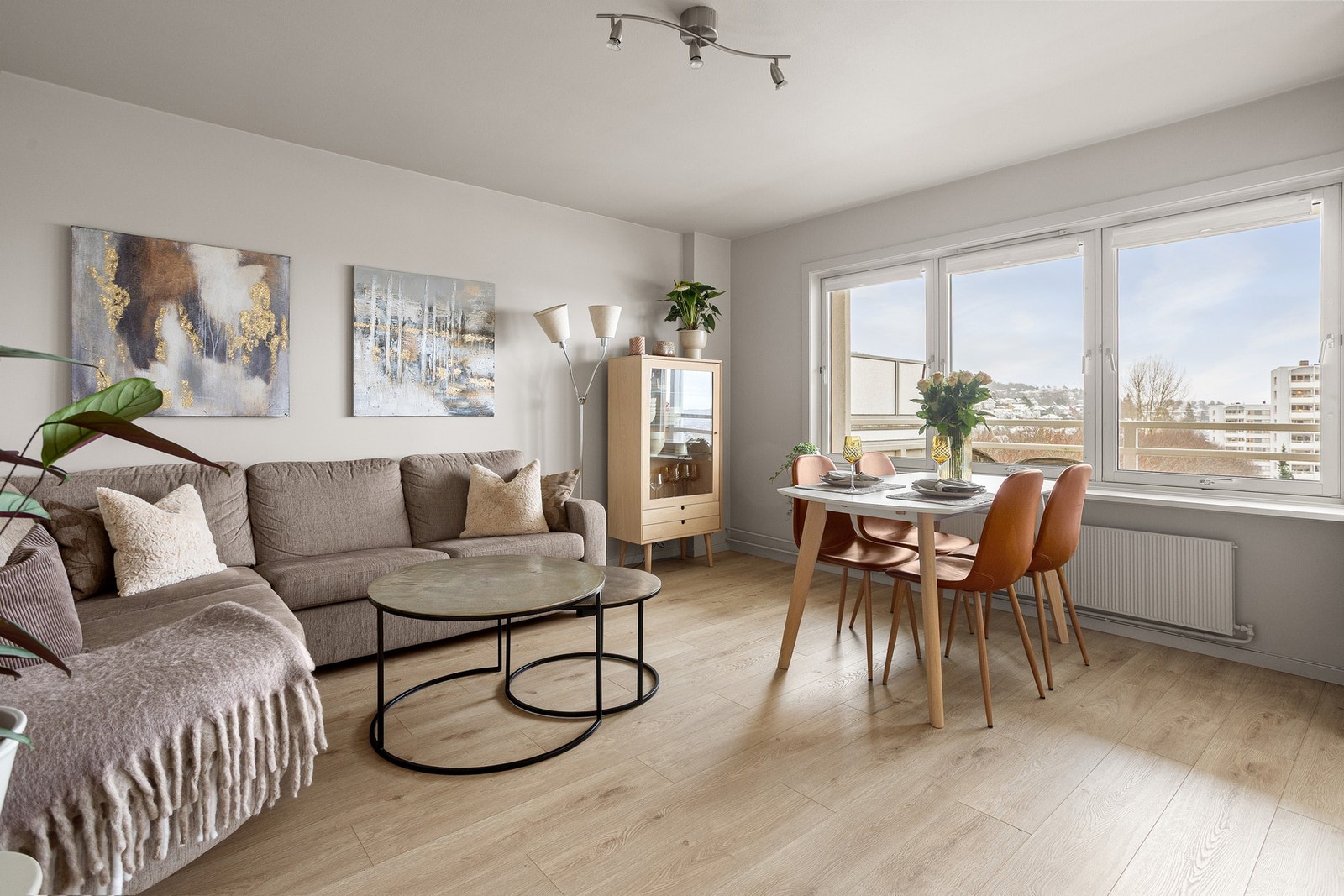 Stuen har god plass til sofa, salongbord og tilhørende mediemøblement. Galleribilde