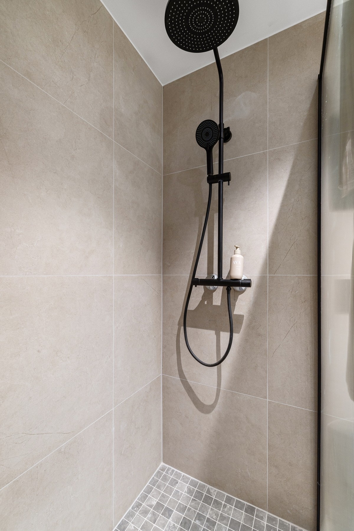 Hverdagskomfort med både waterfall- og hånddusj. Galleribilde