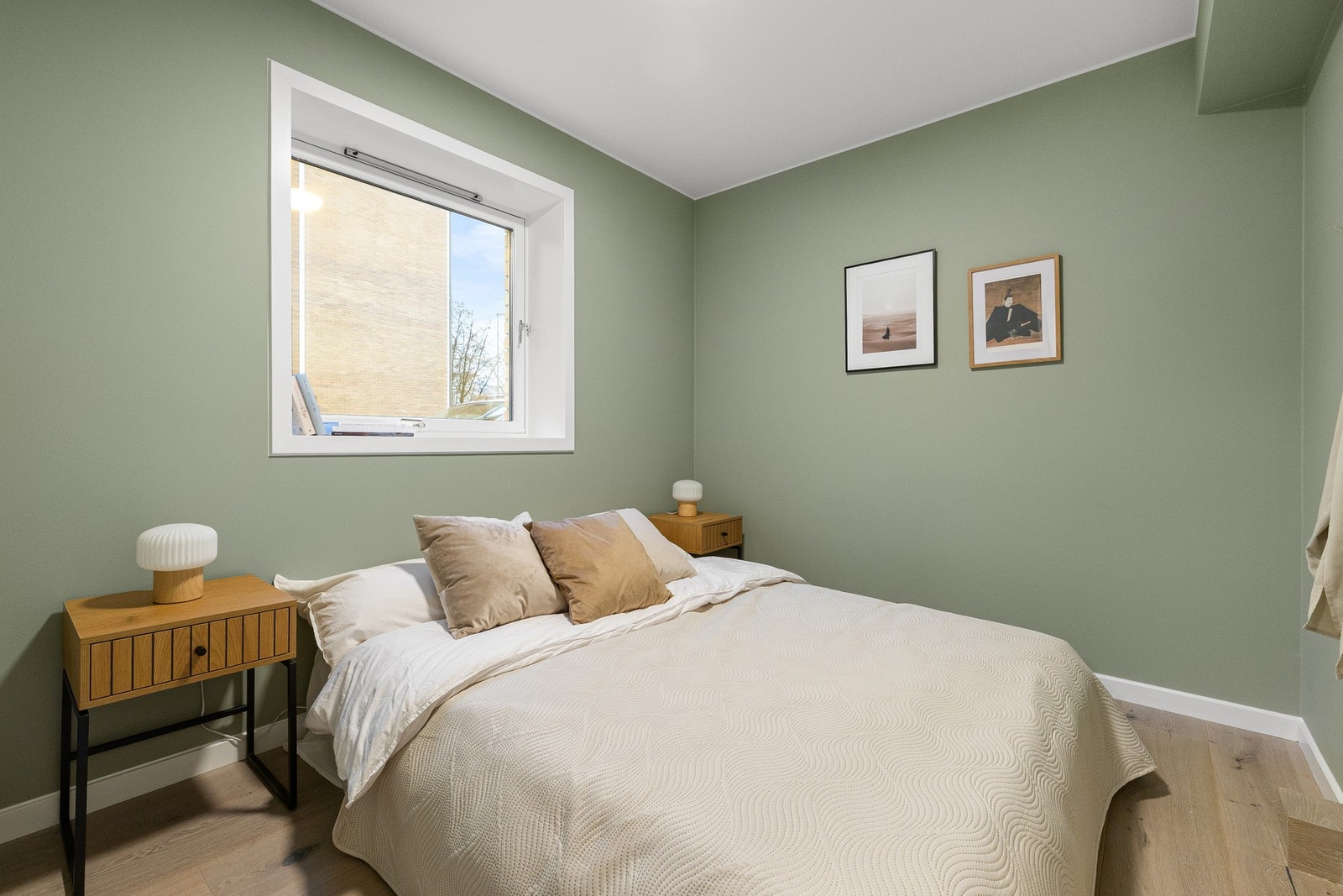 God plass til dobbeltseng og nattbord på begge sider. Galleribilde