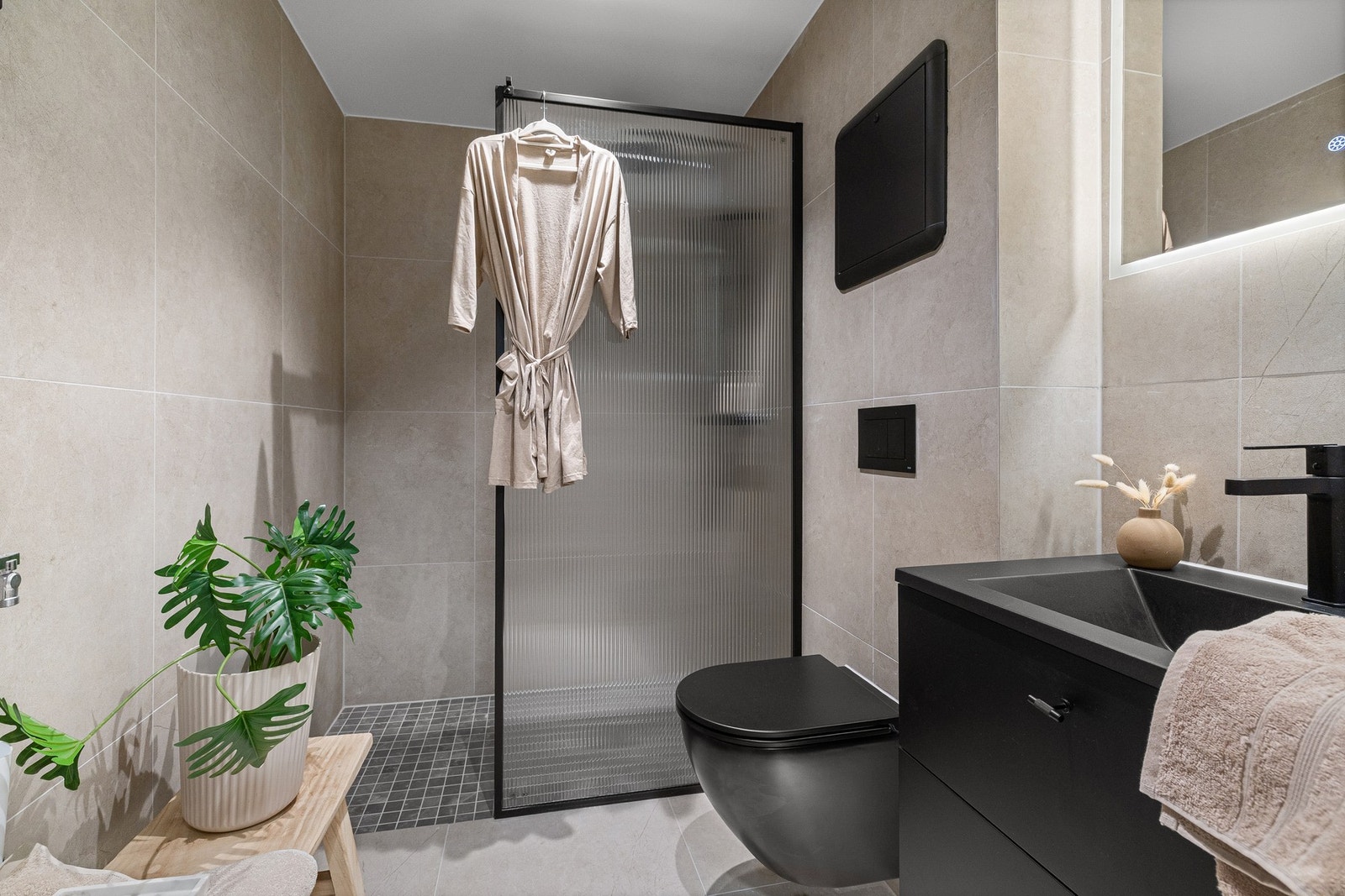 Stilrene materialvalg og lekre fliser. Galleribilde