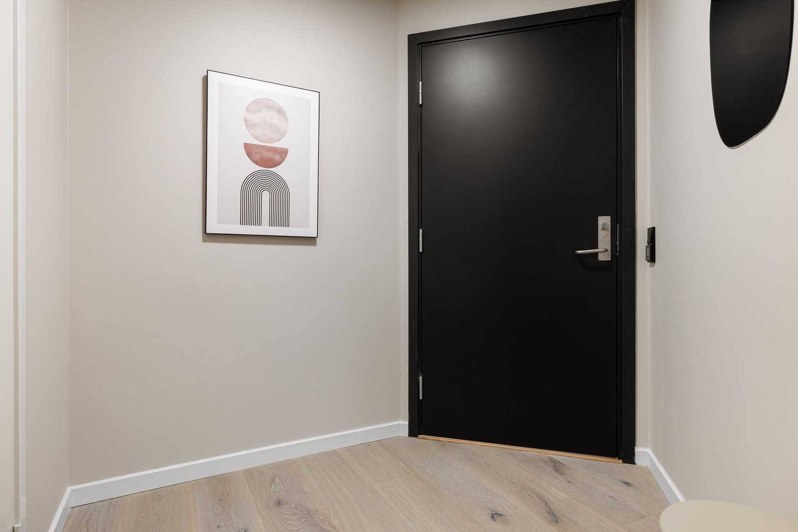 Ny inngangsdør til leiligheten i 2025. Fellesarealene i borettslaget er også vesentlig oppgradert i 2025. Galleribilde