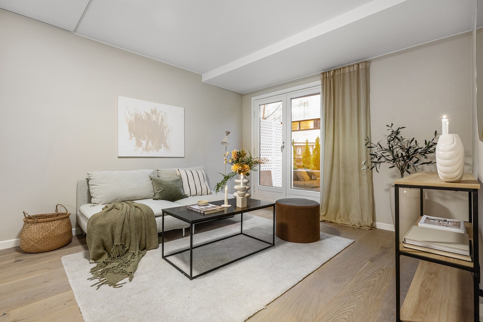 Meget god og optimalisert planløsning med plass til sofagruppe og spisestue. Galleribilde