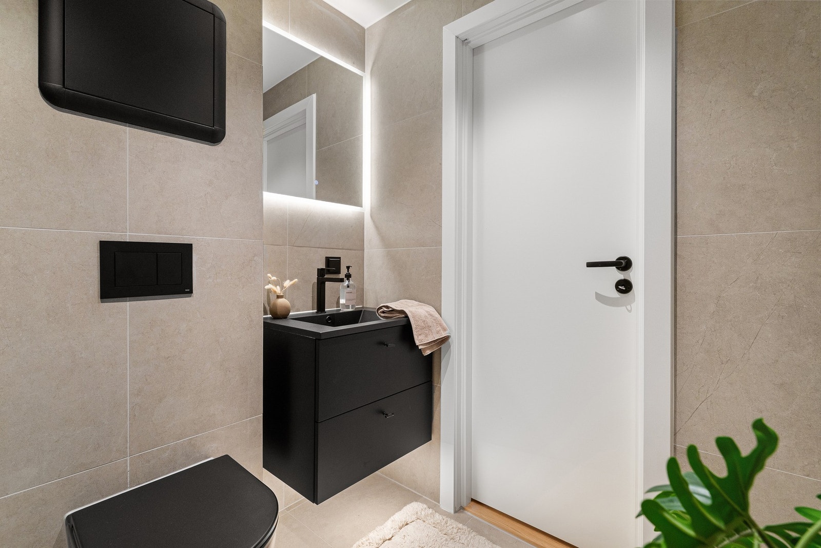 Oppusset baderom i 2025 med lekre detaljer som følger en råd tråd i hele leiligheten. Galleribilde