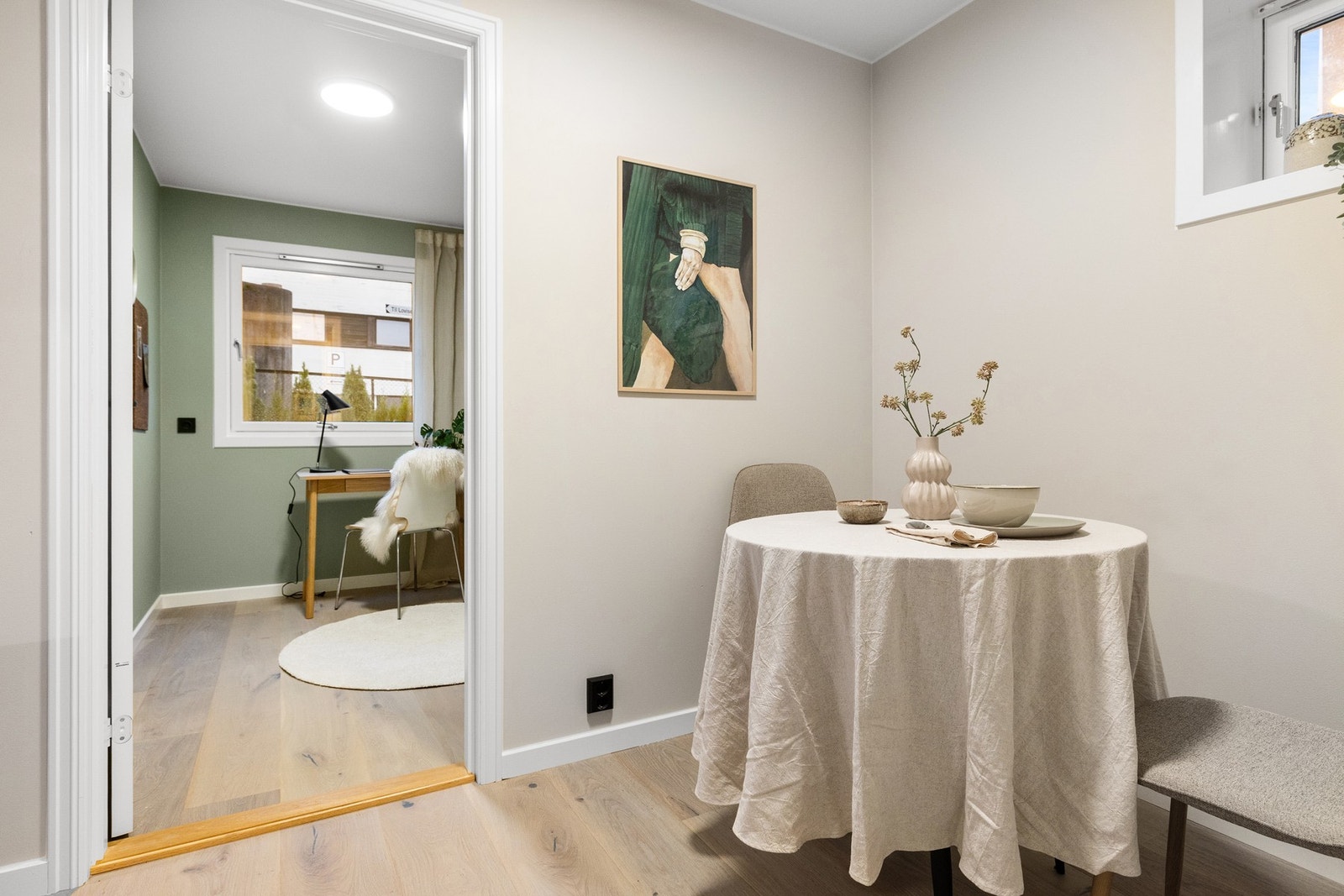 Lekre stikkontakter og termostat som matcher øvrige detaljer i leiligheten. Galleribilde