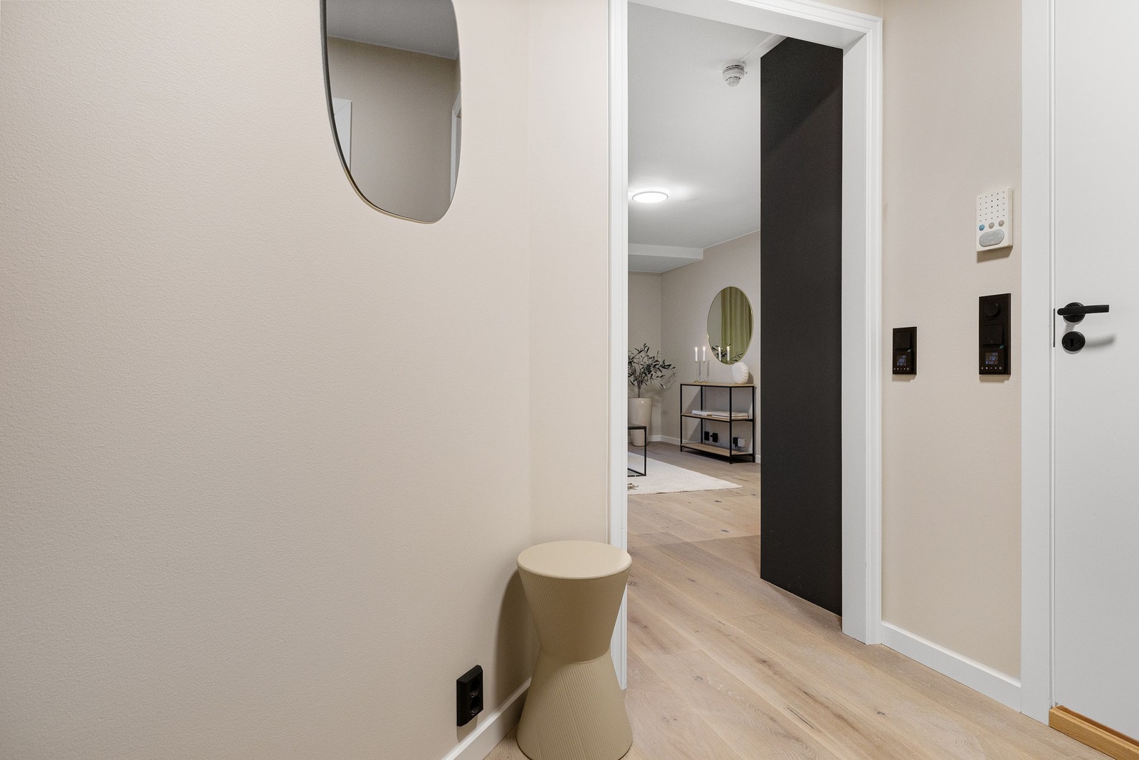 Termostatstyring til varmekabler på baderom og gulvvarme i stue/kjøkken i samme utførelse som dørhåndtak og stikkontakt. Galleribilde