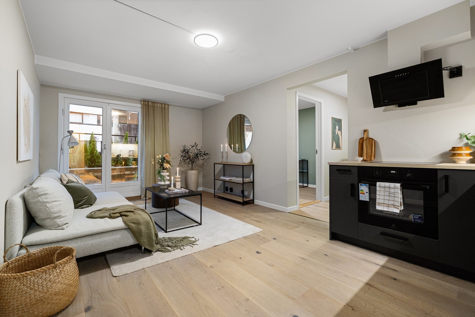 Nytt gulv og overflater i 2025. Gulvvarme i stue/kjøkken - en luksus i hverdagen svært få mindre leiligheter har. Galleribilde