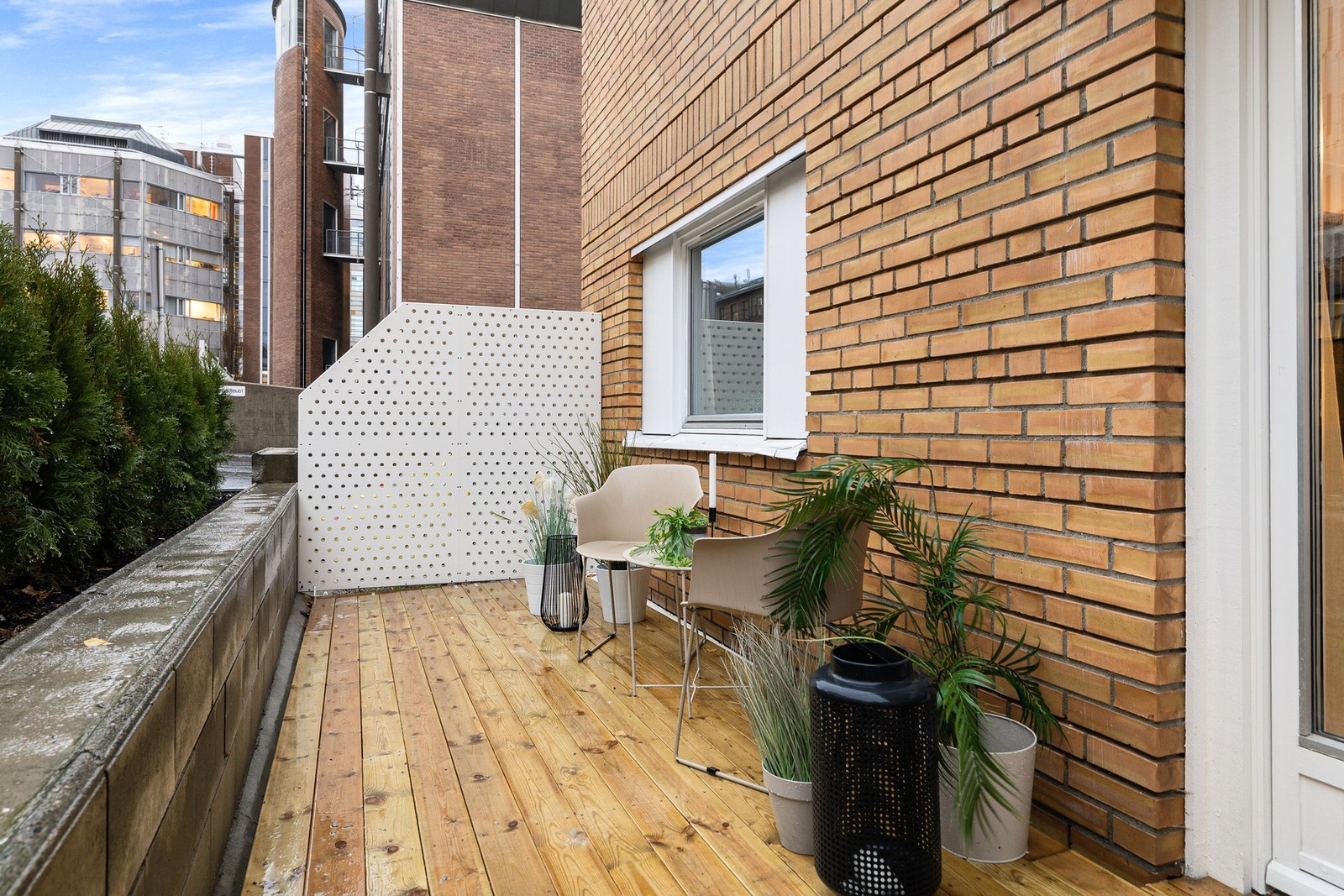 Rolig og tilbaketrukket uteplass med plass til lounge, spisegruppe, grill m.m. Terrassen fungerer som et ekstra oppholdsrom store deler av året. Galleribilde