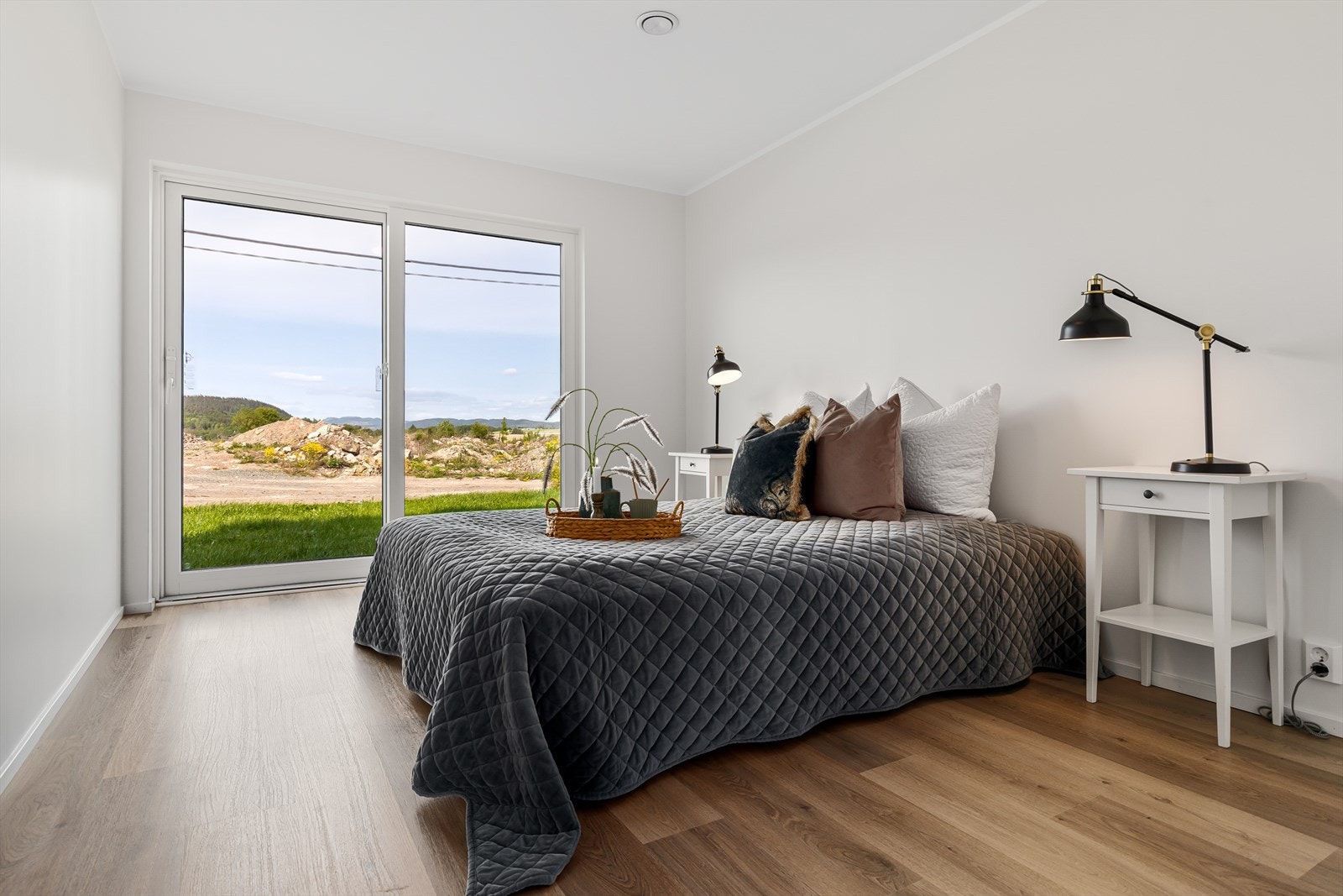 Hovedsoverommet er av god størrelse, med plass for dobbeltseng og tilhørende nattbord, samt utgang via skyvedør Galleribilde