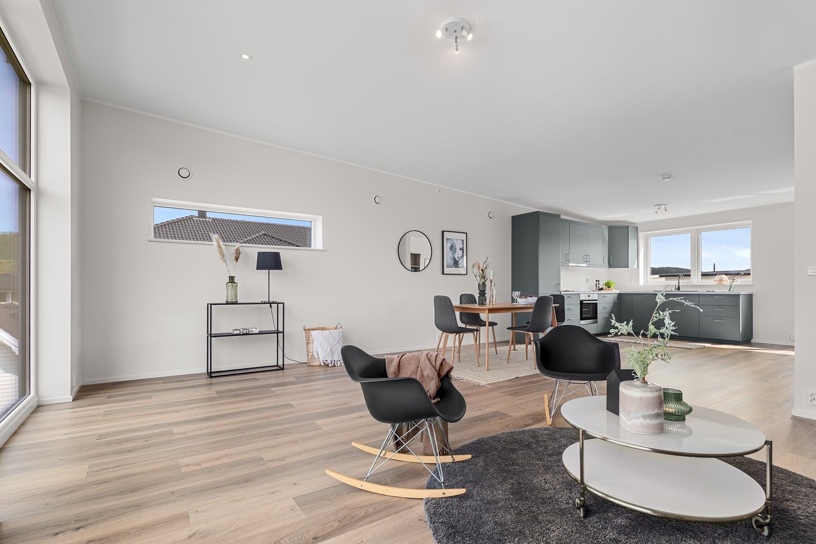 Stuen er lett å møblere, med god plass for sofa og tilhørende møblement Galleribilde