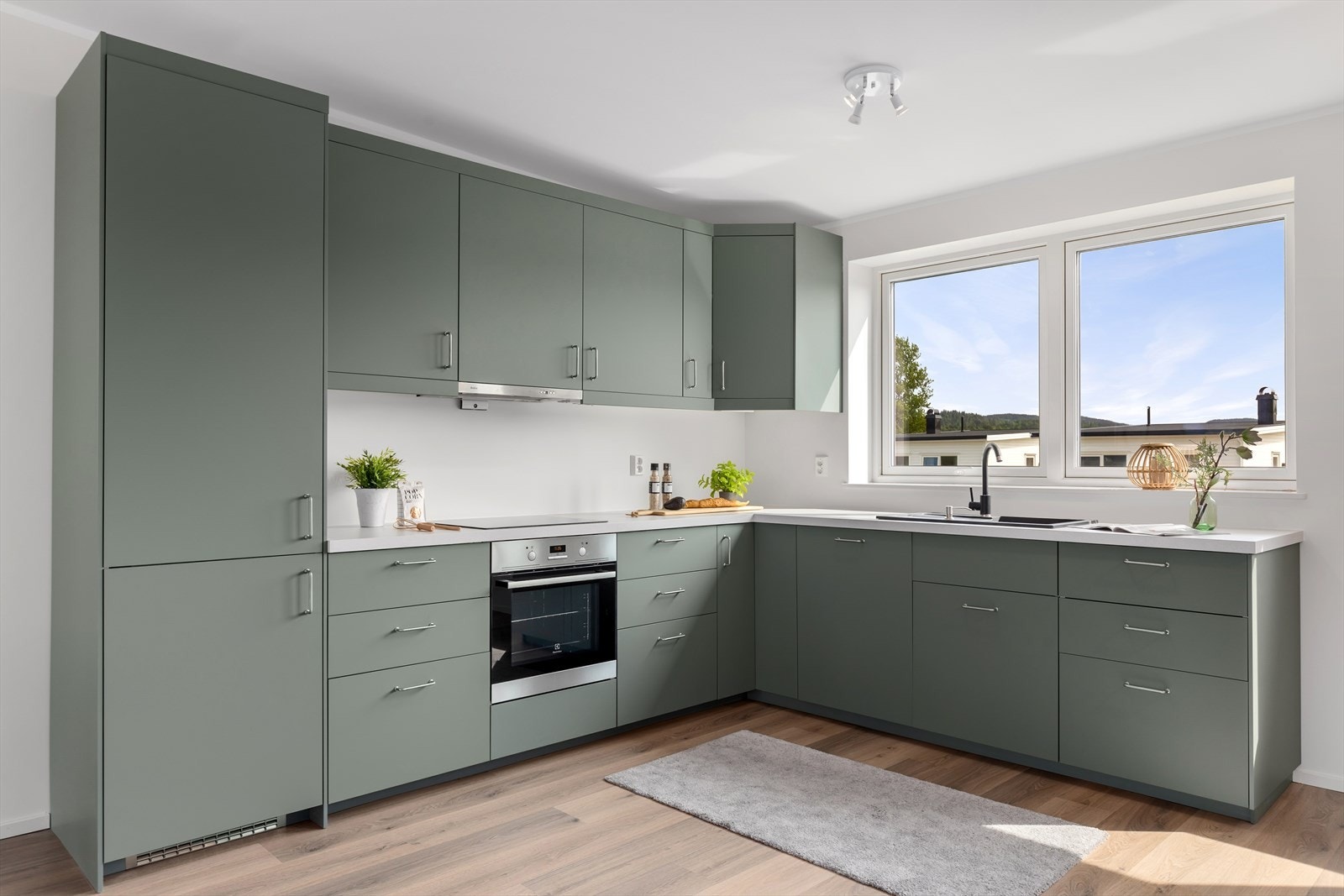 Kjøkkenet er innholdsrikt, med en god miks av skap- og skuffeplass Galleribilde