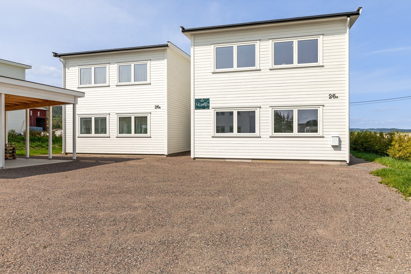 Huset har en stilren og moderne fasade med god planløsning Galleribilde