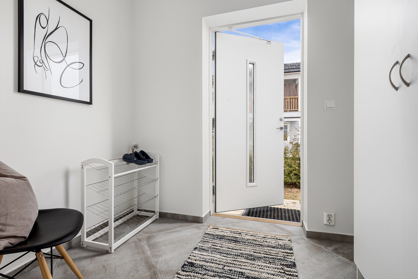 Velkommen inn! Huset har flislagt entré med varme i gulv og god plass for garderobeskap Galleribilde