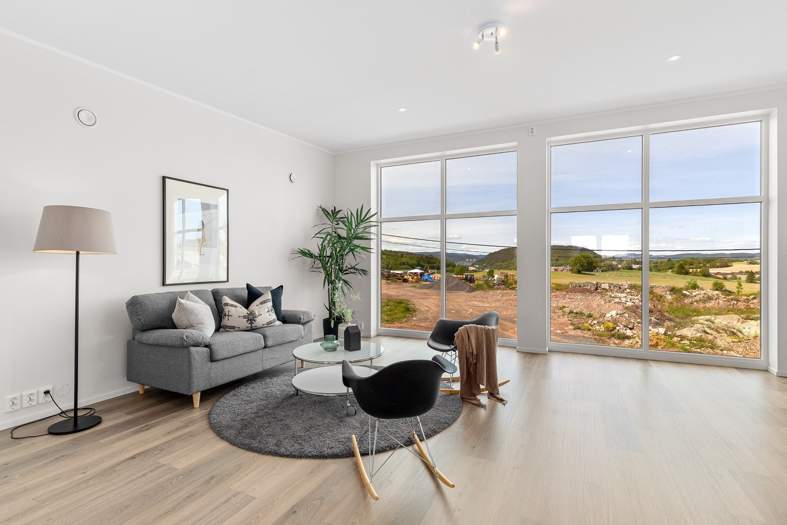 Huste ligger høyt og fritt, og fra stuen er det utsyn mot Kniveåsen/Drammen Galleribilde