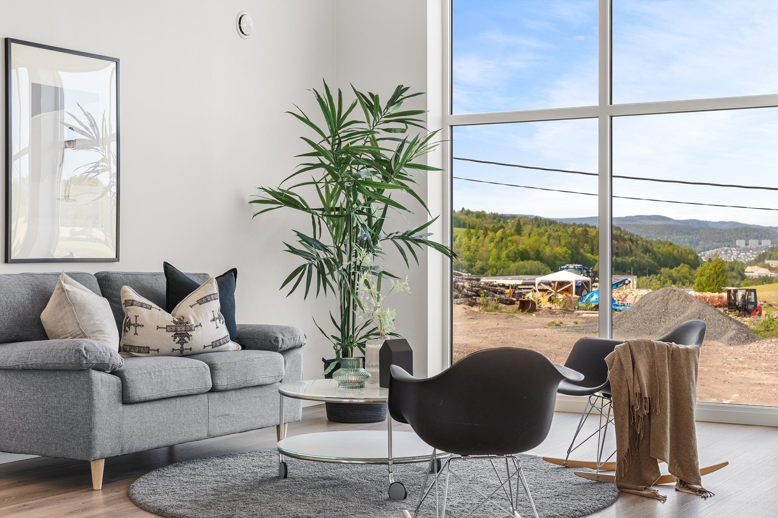 Deilig med store vinduer som gir fint utsyn Galleribilde