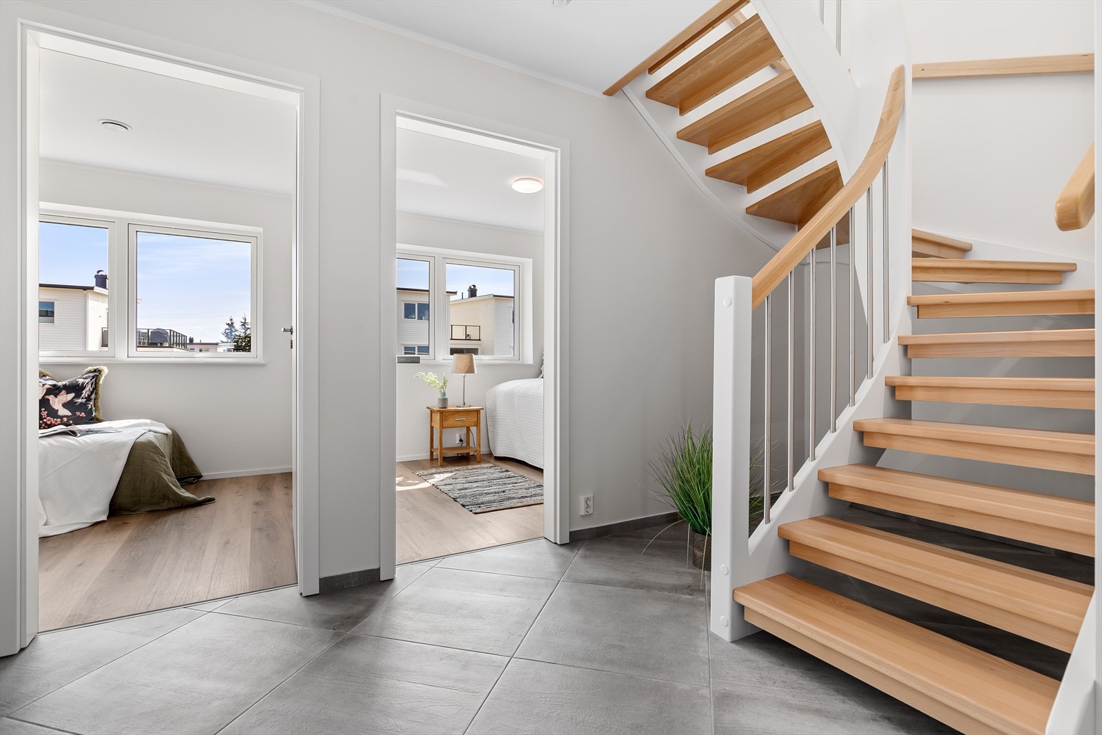 Fra etasjen er det solid trapp i bøk - som er hardt og slitesterkt tre Galleribilde