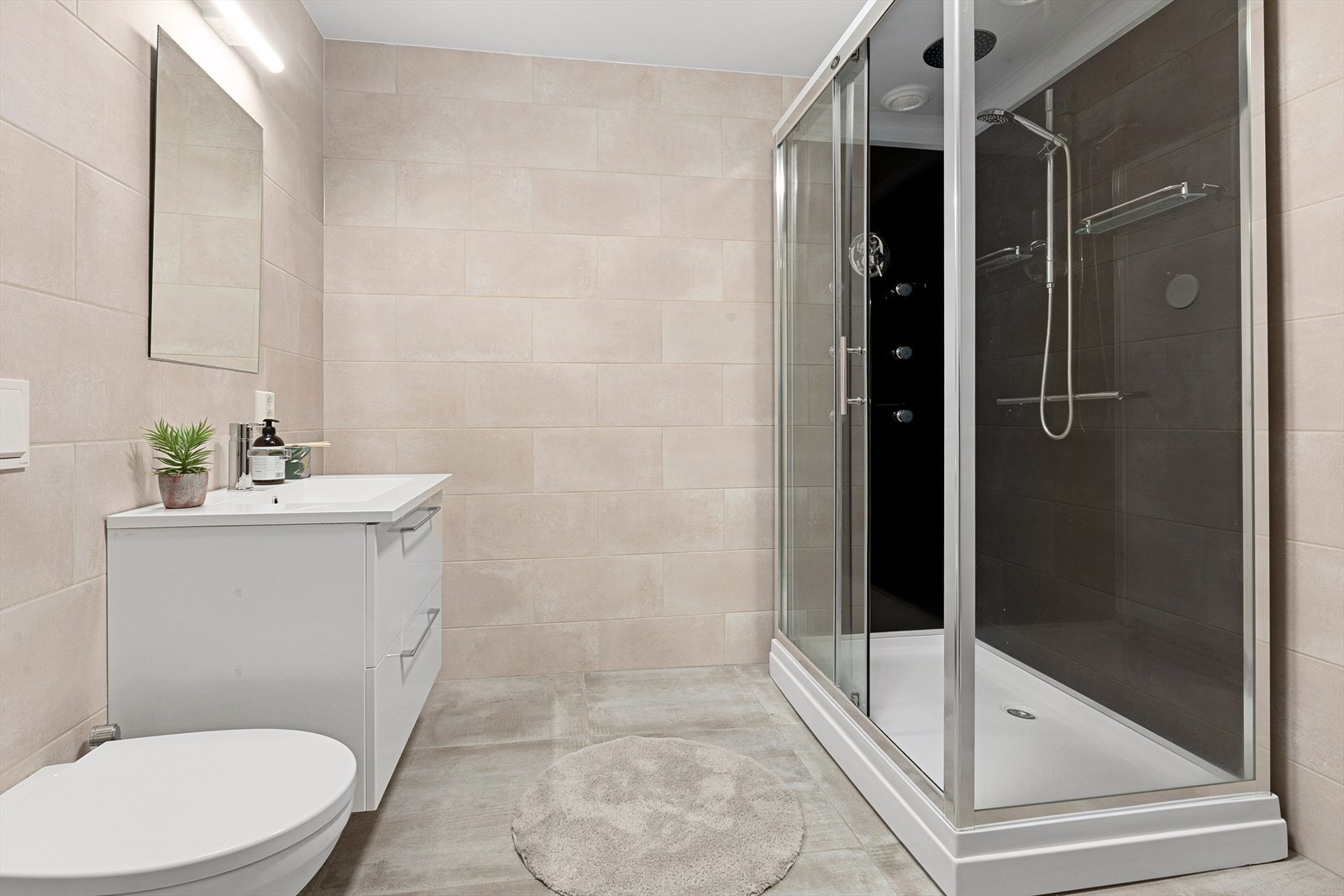 Innredningen er vegghengt med nedfelt servant, samt speil over innredning Galleribilde