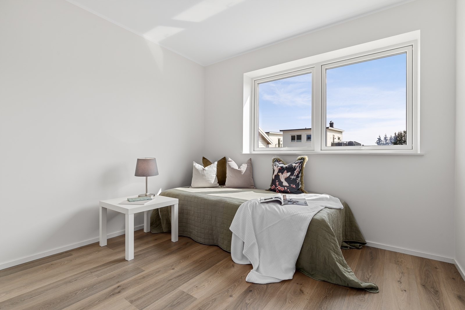 Videre er det 2 soverom i etasjen, hvor begge rommer plass for både seng, nattbord og tilhørende oppbevaring Galleribilde