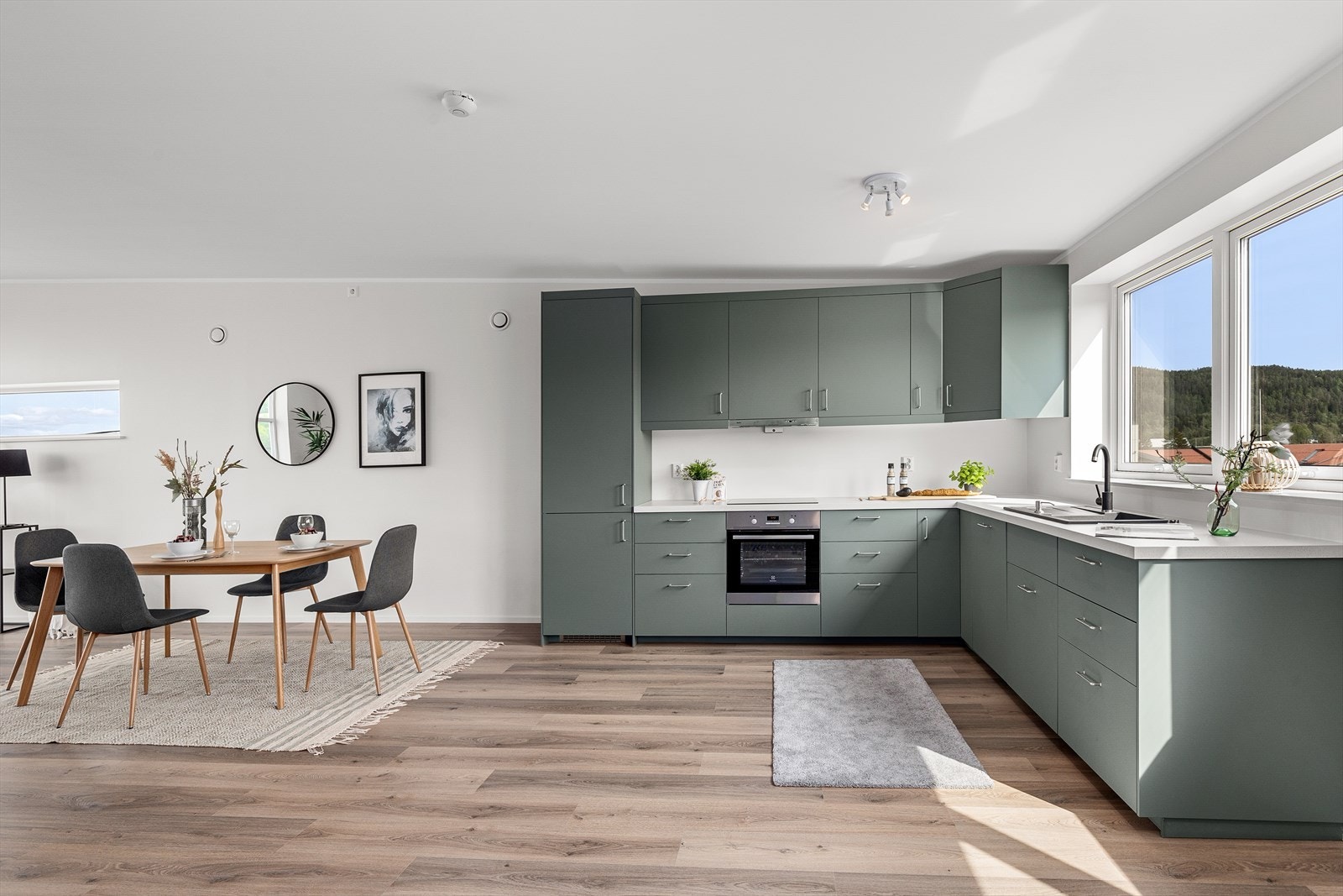 Huset har et delikat og fint kjøkken med et moderne fargevalg Galleribilde
