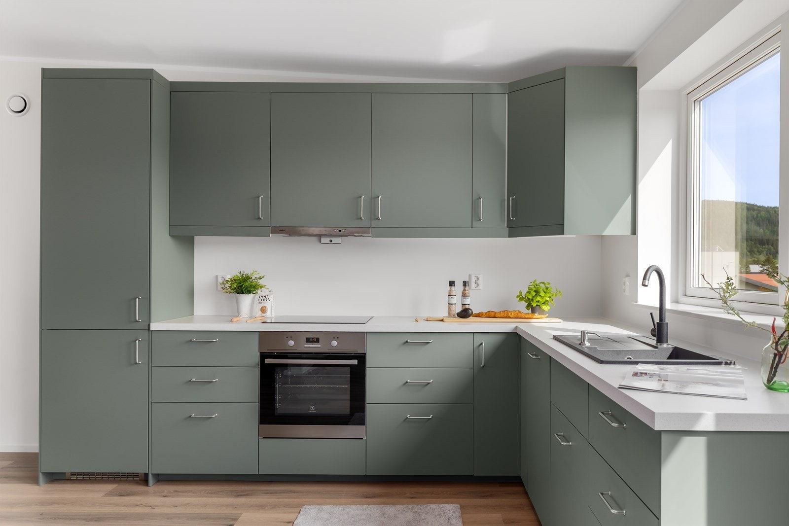 Kjøkkenet har integrerte hvitevarer med kombinert kjøl-/frys, koketopp, stekeovn og oppvaskmaskin, og er malt med ekstra slitesterk maling for å tåle vannsprut Galleribilde