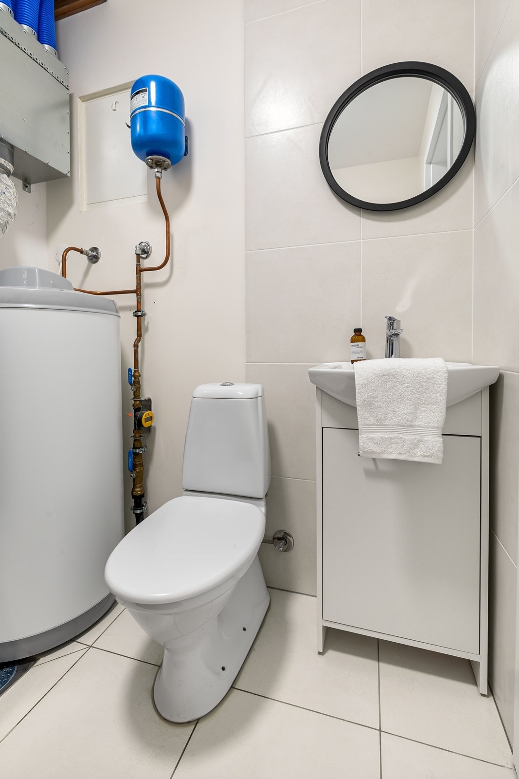 I tillegg har etasjen teknisk rom/toalett med flis på gulv og malte vegger, samt opplegg for vaskemaskin Galleribilde