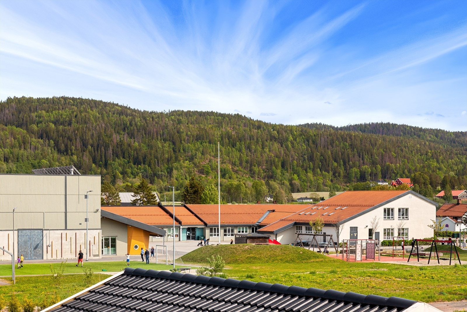 Fra vinduet har man utsikt mot Skoger skole, en meget praktisk beliggenhet for både skolebarn og fine fritidsområder Galleribilde