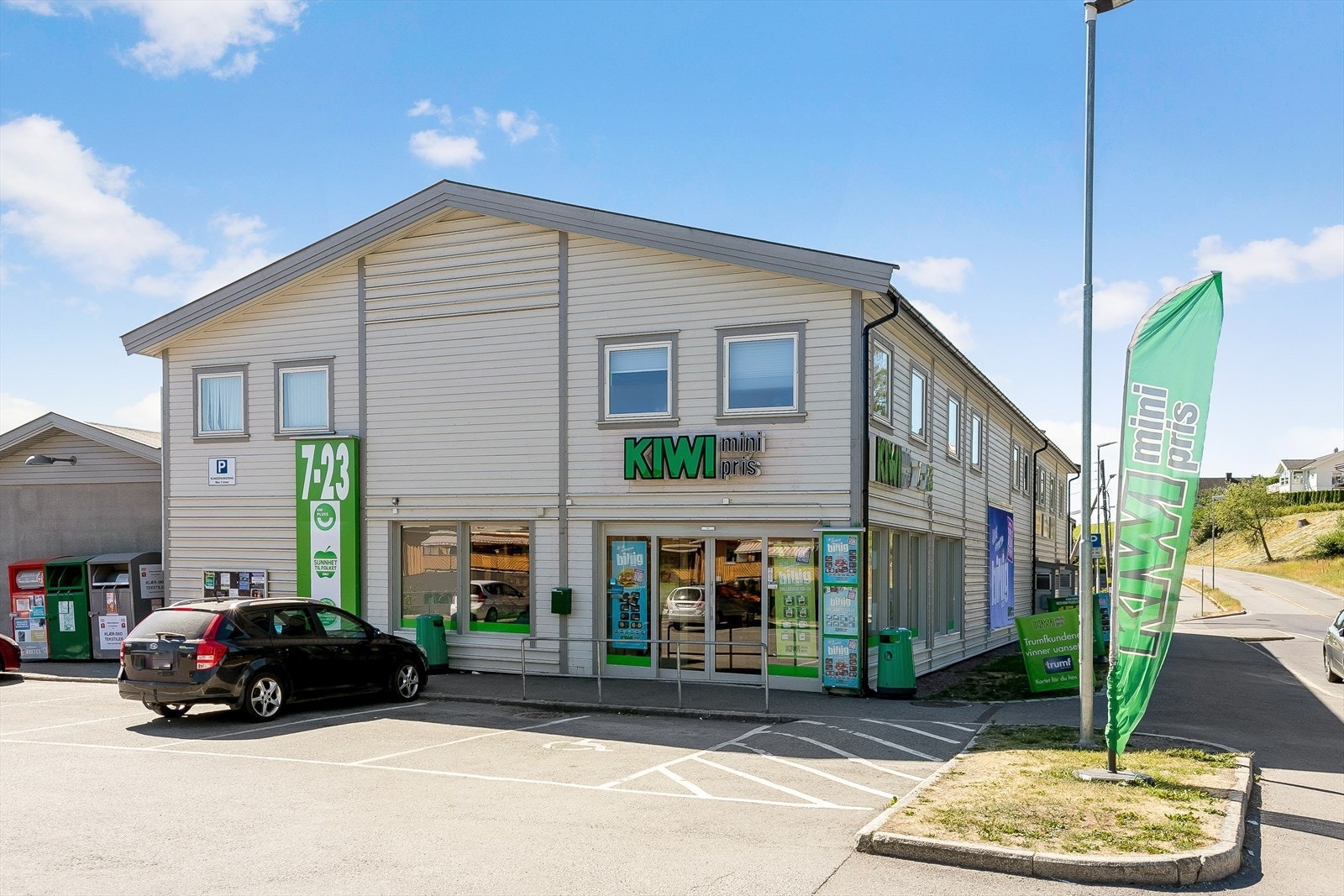 Det er flere butikker i nærområdet, med både Kiwi Kobbervikdalen og Åskollen, samt Rema 1000 med post i butikk Galleribilde