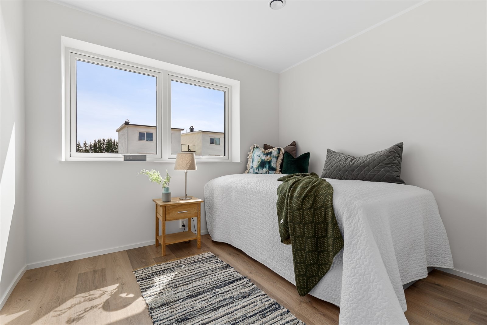 Gjennomgående for huset er at det er glatte overflater, terskelfritt og en-stavs laminat Galleribilde