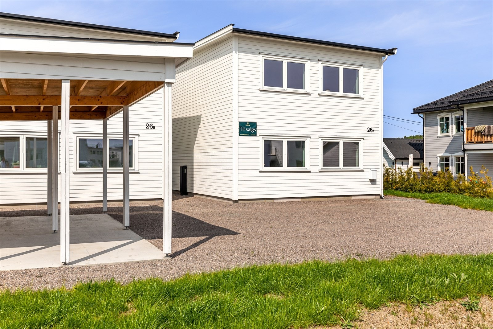 Det medfølger en biloppstillingsplass i carport, og en foran hus. Det er tilrettelagt for kobling av veggboks for el-bil i caport. Galleribilde